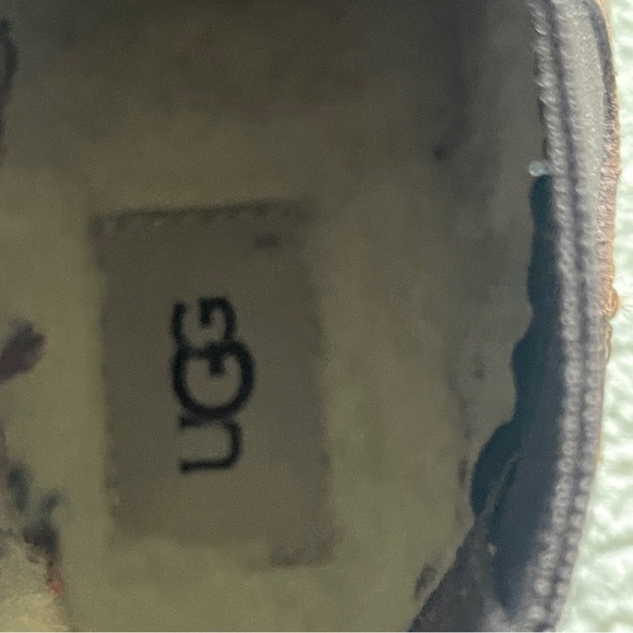 UGG HILLMONT CHELSEA Boots in good condition. - Picture 7 of 9